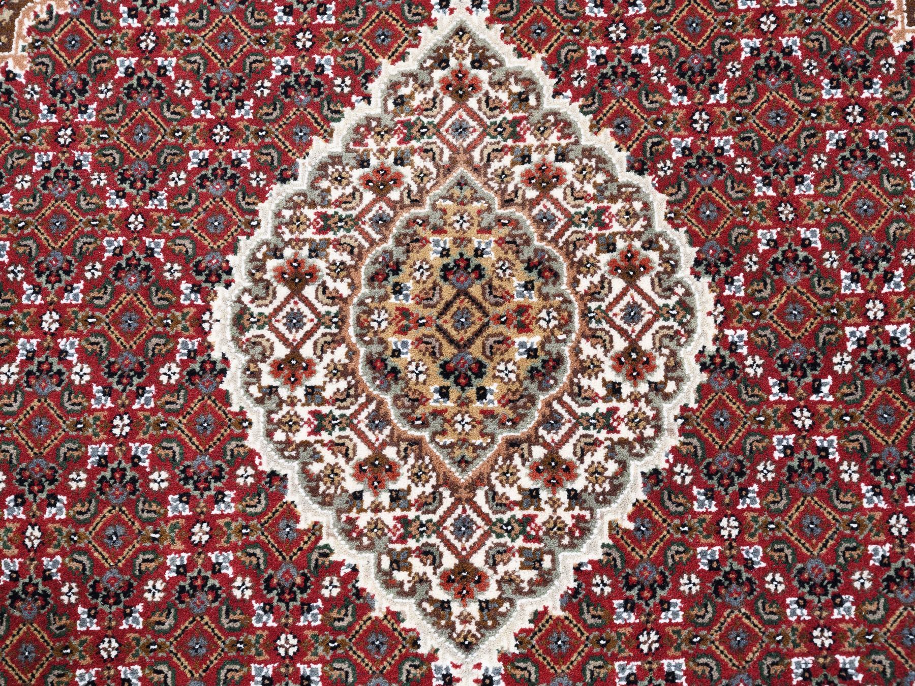 Traditional Rugs LUV562977